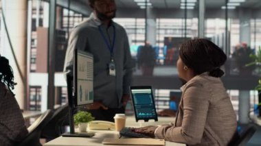 Kadın CEO, takım verimliliğinden duyduğu hayal kırıklığını dile getiriyor. Girişim hedeflerine ulaşmak için baskı altında çalışıyor. Afro-amerikan patron ofiste sinirleniyor ve sinirleniyor. Kamera A.