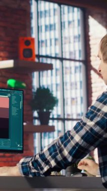 Apartmandaki adam yapay zeka yazılımını kullanarak metni fotoğrafa çeviriyor. Tuğla duvar evindeki kişi bilgisayardaki B kamerasındaki yapay zeka üreten modelleri görüntülemek için metin kullanır.