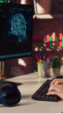 Serbest çalışan bilgisayar mühendisi yapay zeka sistemlerinin bakımını yapıyor, yakın plan. Uzaktan kumandalı teknik destek uzmanı evden çalışıyor, yapay zeka sistemlerini ve kamera A 'yı kontrol ediyor.