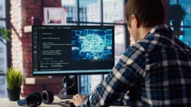 Geliştirici bilgisayarda kod yazıyor ve yapay zeka sinir ağları üzerinde bakım yapıyor bilgisayarlı model. Klavyede yazım uzmanı var. Yapay zeka sistemlerini kontrol ediyor. Kamera B 'de.