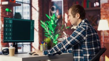 Modern ofis bilgisayarında AI LLM Chatbot PC GPT yazılımıyla etkileşim içinde olan bir adam. Yapay zeka ile iletişim kuran büyük dil modeli uygulaması kullanan kullanıcı, kamera B