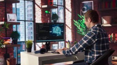 Yönetici, kendi kendini öğrenme algoritmalarıyla insan beynini simüle eden yapay zeka hesaplamaları için merkez ofisteki bilgisayarı kullanıyor. Masaüstü bilgisayarı, kamera A 'da yapay zeka ile çalışan çalışanlar.