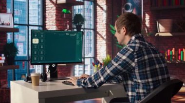 Evde Yapay Zeka programıyla iş bitiren kişi metni videoya çeviriyor. Bilgisayar kullanarak video yapay zeka üretken modelleri kullanan adam, kamera A