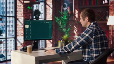 Evdeki adam video üretici modellerde metnin nasıl kullanılacağını öğrenmek için belge dosyalarına bakıyor. Apartman dairesinde Yapay Zeka programı için teknik özellikleri okuyan kişi, kamera A