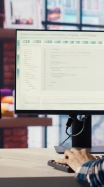 Bilgisayara kod yazma programcısı, yazılım programları geliştirme, yeşil ekran tabletine danışma. Merkez ofisteki adam uygulamadaki hataları krom anahtar cihazı ve PC, kamera B kullanarak düzeltiyor.