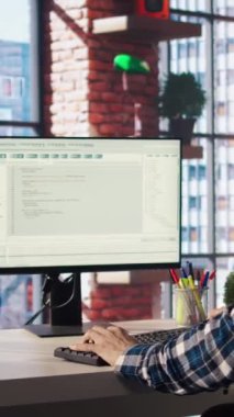 Bilgisayara kod yazma programcısı, yazılım programları geliştirme, yeşil ekran tabletine danışma. Merkez ofisteki adam uygulamadaki hataları krom anahtar cihazı ve PC, kamera A kullanarak düzeltiyor.