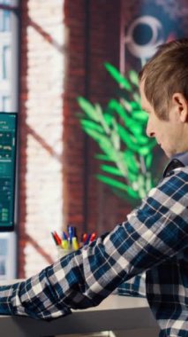 Video editörü krom anahtar bilgisayardaki film montajını analiz ediyor, renk derecelendirme ve ışıklandırmayı ev ofisinde düzenliyor. Yapım stüdyosu çalışanı izole ekran PC, kamera B 'de ham görüntülerle çalışıyor.