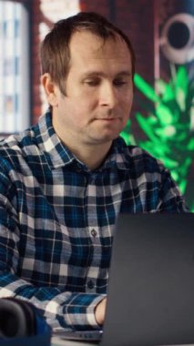 Adam ofis masasında dizüstü bilgisayarla oturmuş, ekrandaki e-postaları kontrol ederken telefona cevap veriyor. Gelen kutusundaki mesajları okurken iş yerinden bir arkadaşla telefon görüşmesi yapan işçi, kamera B