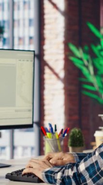 Bilgisayar kodlamasında yazılım geliştirici, yazılım yaratma, algoritma uygulama. Bilgi işlem uzmanı kod düzenleyicisi, bina uygulamaları, optimize performans, kamera B