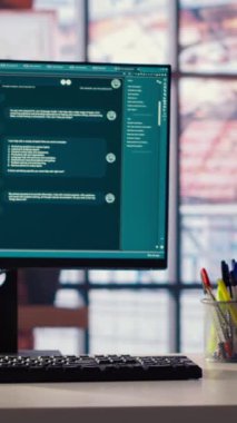 Merkez ofisteki bilgisayardaki AI LLM Chatbot yazılım arayüzü sanal asistanın cevap iletilerini gösteriyor. Kullanıcı ile yapay zeka yoluyla iletişim kuran PC üzerindeki büyük dil modeli programı, yakın plan