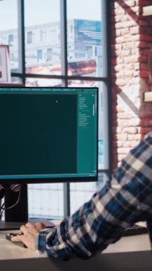 AI LLM sohbet robotu ile kişisel görevleri çözen adam öngörü teknolojisi kullanarak cevap verir. Dairesinde bilgisayar kullanan kişi büyük dil model programı, kamera A ile etkileşim içinde.