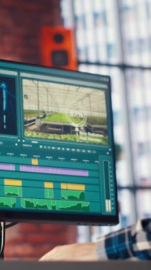 Video editörü film montajını analiz ediyor, renk derecelendirmesini düzenliyor ve yaratıcı ev ofisinde ışıklandırıyor, görüntüyü yakınlaştırıyor. Kaliteyi arttırmak için ham görüntülerle çalışan bir stüdyo çalışanı gönder, kamera B