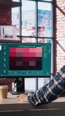 Apartmandaki adam yapay zeka yazılımını kullanarak metni fotoğrafa çeviriyor. Tuğla duvar evindeki kişi bilgisayardaki yapay zeka üreten modelleri görüntülemek için metin kullanır. Kamera A