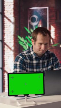 Müzik dinleyen, masadaki bilgisayardaki verileri analiz eden raporları derleyen bir işçinin yanındaki tablet. Çalışanların yanındaki izole ekran cihazı kulaklık takıyor, not defteri cihazı kullanıyor, kamera A