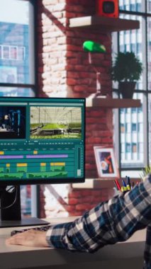 Yaratıcı ev ofisinde renk derecelendirme ve ışıklandırmayı düzenlemeden önce bilgisayar ekranında film montajını analiz eden video editörü. Yapım stüdyosu çalışanı, A kamerasında ham görüntülerle çalışıyor.