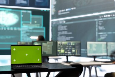 Yüksek teknoloji bürosundaki bir dizüstü bilgisayarda çalışan izole bir kopya alanı, büyük ekranlardaki dijital tehditleri analiz eden hükümet hackerları. Siber suçlar ve dolandırıcılığa karşı koruma üzerinde çalışıyorum..