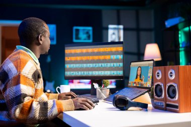 Modern çalışma alanındaki çift monitörlerde dijital tasarımın ve uzaktan çalışmanın geleceğini sembolize eden düzenleme yazılımını kullanan yetenekli erkek tasarımcı. Dijital resim rötuşlama.