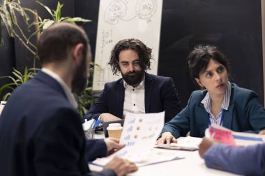 Proje yöneticisi ve ekibi bir kurul toplantısında toplanarak, kalkınma planlaması üzerinde çalışmadan önce tüm önemli istatistikleri tartıştılar, çalışanlara içgörü ve ayrıntıları verdiler.