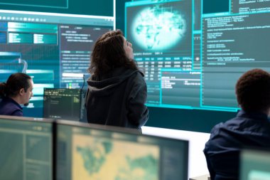 İşteki hükümet hackerları bilgi toplamak için sunucu altyapısına gelişmiş siber saldırılar planlıyorlar, yüksek teknoloji casus yazılım kavramı. Siber savaş hesaplarını hackleyen uzmanlar.
