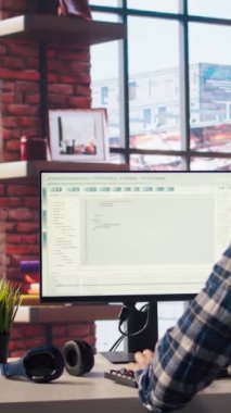 Bilgisayar kodlamasında yazılım geliştirici, yazılım yaratma, algoritma uygulama. Kod düzenleyicisi, bina uygulamaları, optimize performans, kamera A ile çalışan bilişim uzmanı.