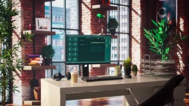 AI LLM Chatbot yazılım arayüzü merkez ofisteki PC 'de sanal yardımcı kullanıcı cevapları gösteriyor. Kullanıcı ile yapay zeka yoluyla iletişim kuran geniş bir dil modeli programı