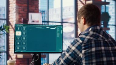 Ofisteki adam üretici yapay zeka web sitesi kullanarak difüzyon modelleri kullanarak video üretiyor. Yapay zeka sanal asistanı kullanarak kulaklık takan kişi, kamera B