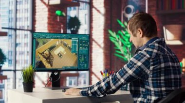 Video editörü krom anahtar bilgisayardaki film montajını analiz ediyor, renk derecelendirme ve ışıklandırmayı ev ofisinde düzenliyor. Yapım stüdyosu çalışanı izole ekran PC, kamera B 'de ham görüntülerle çalışıyor.