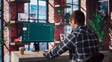 Yapay zeka programını kullanarak metni videoya çeviren adam müzik dinliyor. Kulaklık takan kişi, yazıyla etkileşime giren yapay zeka üreten model, kamera A