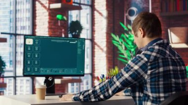 Adam modern yurt içi ofisinde mesajdan görüntüye GPT yazılımına yardım talep ediyor, bu da onları fotoğrafa dönüştürüyor. Tuğladan duvar ofis içinde PC kullanan kişi mesajdan resim yapay zekasına, kamera B 'ye görevler için yardım alır