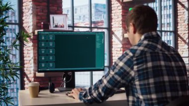 AI LLM sohbet robotu ile kişisel görevleri çözen adam öngörü teknolojisi kullanarak cevap verir. Dairesinde bilgisayar kullanan kişi büyük dil model programı, kamera A ile etkileşim içinde.