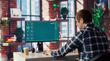 Evde Yapay Zeka programıyla iş bitiren kişi metni videoya çeviriyor. Bilgisayarı kullanarak video yapay zeka üretici modelleri kullanan adam, kamera B