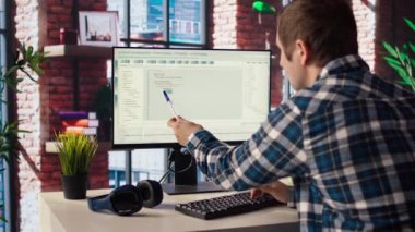 Masa başındaki programcı kodları bilgisayara yazar, yazılım programları geliştirir, komutları girer. Evdeki adam uygulamadaki hataları düzeltiyor, yeni özellikler ekliyor, kalem, kamera A ile gösteriliyor.