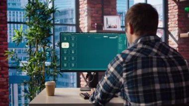 Ofisteki adam üretici yapay zeka web sitesi kullanarak difüzyon modelleri kullanarak video üretiyor. Kulaklık takan kişi yapay zeka sanal asistanı kullanarak onun için klip hazırlıyor. Kamera A.