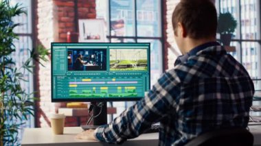Yaratıcı ev ofisinde renk derecelendirme ve ışıklandırmayı düzenlemeden önce bilgisayar ekranında film montajını analiz eden video editörü. Yapım stüdyosu çalışanı PC, Kamera B 'de ham görüntülerle çalışıyor