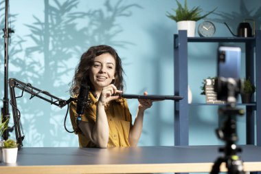 Ev stüdyosundaki etkili film, teknoloji meraklıları için gösterişli bir dizüstü bilgisayar görüntüsü incelemesi. Viral medya yıldızı internet şovu sunuyor, kutucuğu açıyor, incelikten etkileniyor.