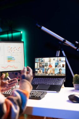 Dairesinden el sallıyor, siyah adam online toplantılara katılmak için dizüstü bilgisayar kullanıyor. Erkek serbest çalışan, iş arkadaşlarıyla görüntülü görüşme için kablosuz teknolojiyi kullanıyor..