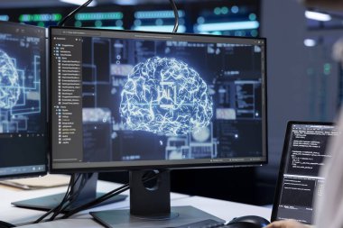 Veri merkezinde yapay zeka teknolojisiyle çalışan yazılım geliştirici büyük veri tabanlarını işlemek için, kapatın. Derin öğrenme için kullanılan sunucu merkez depolama verilerinde bilişim uzmanı