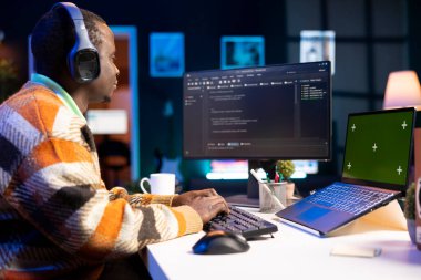 Geliştirici, Html kodunu kurarken terminal paneline izole edilmiş modellemenin yanına ikili veri girer. Yazılım mühendisi programlama dili ve veritabanlarının korunması ile sorun çözme üzerinde çalışıyor.