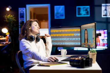 Uzman fotoğraf editörü, resimlere yakınlaşıyor ve grafik tablet kullanarak hatalı noktaları düzeltiyor, kapat. Profesyonel fotoğrafçı, dokunmatik ekranda Stylus 'la resimleri ustalıkla inceliyor.