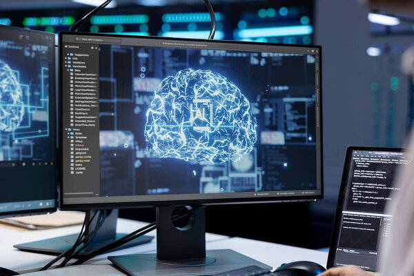 Разработчик программного обеспечения, работающий в дата-центре с технологией искусственного интеллекта для обработки массивных наборов данных, крупным планом. ИТ профессионал в хранилище данных серверных узлов, используемых для глубокого обучения