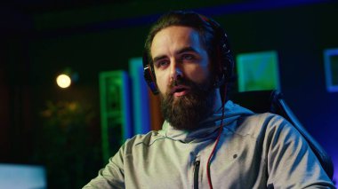 Adam internetten video oyunu turnuvalarında diğer oyunculara meydan okurken kendini videoya çekiyor. Seyircilerle birlikte canlı yayın sırasında esport yarışmasına katılan profesyonel oyuncuya yakınlaşın