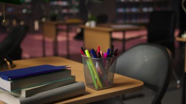 Boş akademik ortam, tarihi cazibe ile zarif çalışma masalarını, sakin ışıklandırmayı ve resmi çalışma alanını birleştirir. Eski uzay, araştırma için barışçıl ve ilham verici bir atmosfer sunuyor..