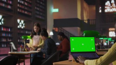 Siyahi âlimler kütüphanede krom anahtarın yanında internet üzerinden bilgi okuyarak teorik çalışmalara odaklanıyor ve sınıf ödevlerini tamamlıyorlar. Eğitimsel işler için not alıyorum. Kamera A.