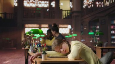 Öğretmen kütüphanedeki çalışma masasında uyuyan öğrencisini uyandırıyor, yorgun, aşırı uyarılmış liseli kızla özel dersler veriyor. Profesör yorgun öğrencisine akıl hocalığı yapıyor. Kamera A.