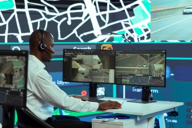 Afro-amerikan çağrı merkezi operatörü şehirdeki yoğun trafik nedeniyle müşterileri olası sipariş gecikmeleri hakkında bilgilendiriyor, kargoyu daha hızlı göndermek için kuryeleri takip ediyor. Çalışan sipariş izleme servisi sağlar.