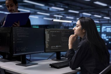 Yazılım geliştiricisi sunucu çiftliğini müşterilerin veri işleme gereksinimleri için optimize ediyor. Veri merkezi ekipmanlarını verimli çalıştıran Hintli kadın