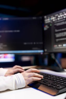 Klavyede yazan kadın, şirket sistemlerini ve verilerini korumak için güvenlik önlemleri alıyor. Yazılım uygulamaları için bilişim uzmanlarının yazımlarını, test ve hata ayıklamalarını kapat,