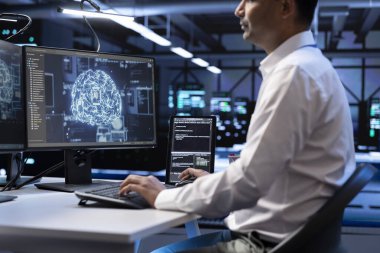 Bilgisayar bilimcisi sunucu odasında depolama sağlamak için yapay zeka teknolojisini kullanıyor. Yapay zekanın eğitim verilerini işleyebilmesi için PC kullanan veri merkezinde bilişim uzmanı