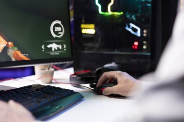 Oyun faresini FPS video oyununun tadını çıkarmak için kullanan bir adam, çevrimiçi arkadaşlarıyla uçan robotlarla savaşıyor. Birinci şahıs nişancı oyunu oynarken internet takım arkadaşlarıyla oyuncu sohbetini kapat