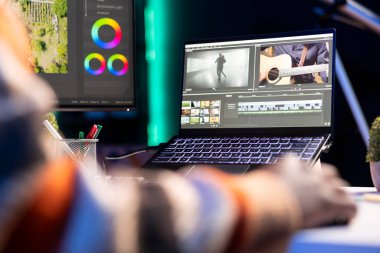 Renk düzeltme çarkı kullanarak ve görsel efektler ekleyerek bir film montajı yaratmak için yaratıcı yazılım üzerinde çalışan video düzenleyici. Erkek yaratıcı, film sonrası prodüksiyon gradyanı, beyaz dengesi.